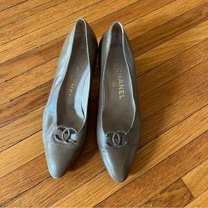 CHANEL VTG Taupe Leather Heels Logo Pumps SZ 7.5 runs a tad small Made in Italy
